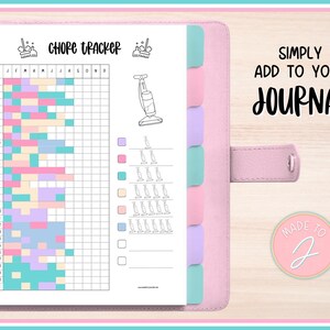 Puede incluir: Una agenda rosa con una inserción de seguimiento de tareas. La inserción presenta una cuadrícula para rastrear tareas, con bloques de colores e ilustraciones de herramientas de limpieza. El texto en la inserción dice "Chore Tracker" y "Simply Add to Your Journal."