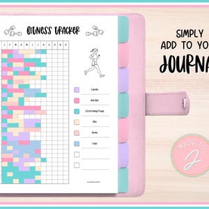 Könnte beinhalten: Ein rosa Notizbuch mit einer Fitness-Tracker-Seite. Der Tracker hat ein Raster zur monatlichen Verfolgung, mit farbcodierten Abschnitten für Cardio, Aerobic, Stretching/Yoga, Bauchmuskeln, Arme und Beine. Der Text auf der Seite lautet "Fitness Tracker" und "Simply Add To Your Journal."