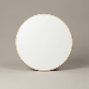 Puede incluir: Un objeto redondo blanco con un borde de madera marrón claro. El objeto está centrado y ligeramente inclinado, sobre un fondo neutro. El diseño es simple y minimalista.