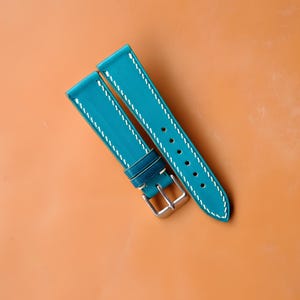 Pulseira de relógio em couro curtido vegetal com pátina azul-petróleo, costurada à mão sob medida com sistema de liberação rápida, disponível nos tamanhos 18 mm, 20 mm, 22 mm e 24 mm. Ótima opção de presente para ele.