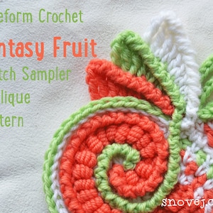 Op de afbeelding: Freeform haakpatroon voor een fantasiefruit steekproef applique patroon. Het patroon heeft een spiraal van oranje, groene en witte haaksteken.
