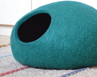 Emerald Green Felted Cat Cave Bed: Eco-Friendly Pet Cocoon