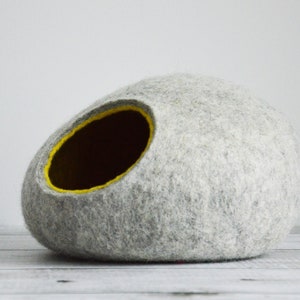 Cama cueva para gatos de lana bicolor: un acogedor refugio para mascotas