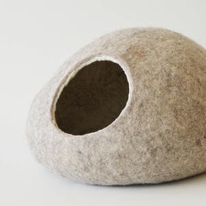 Lit-niche en laine bicolore pour chat : Maisonnette minimaliste beige pour animaux de compagnie