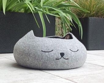 Peaceful Sleeping Cat Basket: Custom Color Felted Wool Bed