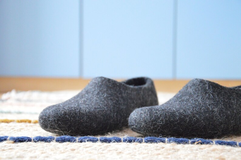 Eco friendly natural brown black color felted men slippers image 1