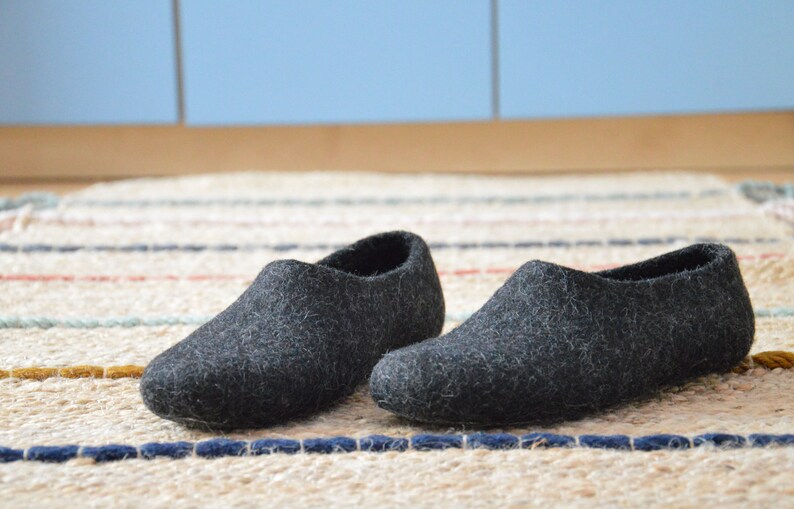 Eco friendly natural brown black color felted men slippers image 3