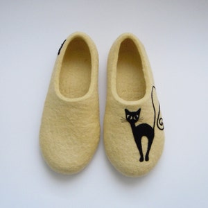 Felted light cream color slippers BLACK CAT image 4
