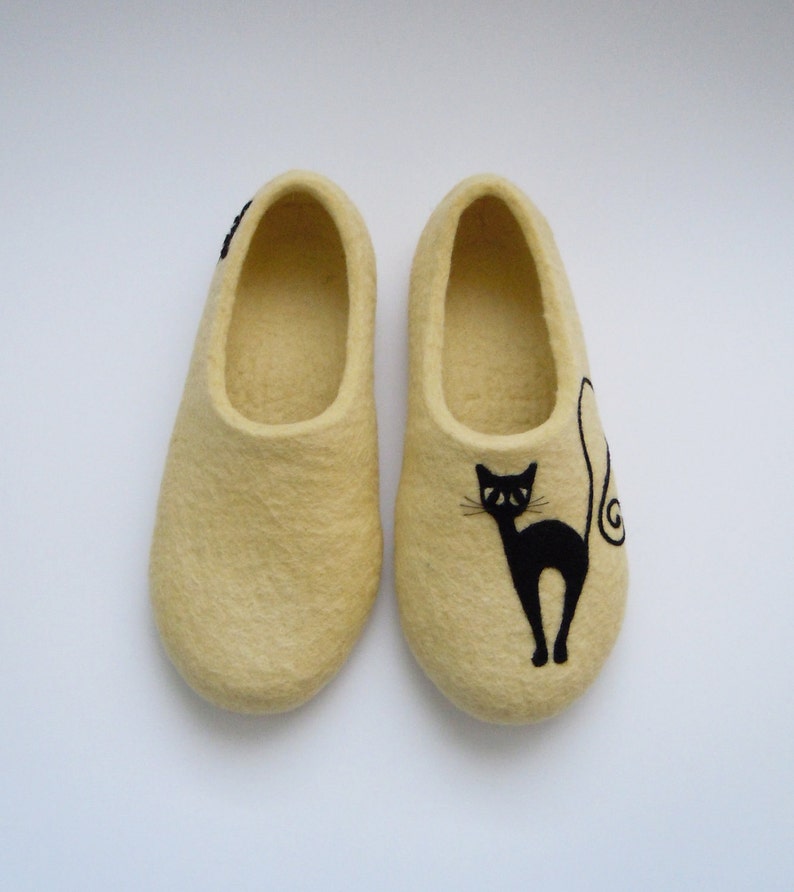 Felted light cream color slippers BLACK CAT image 4