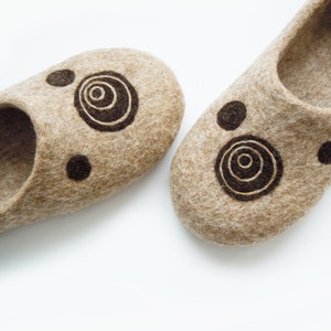 Pantufas de lã feltrada Circles: Bege Natural Unissex