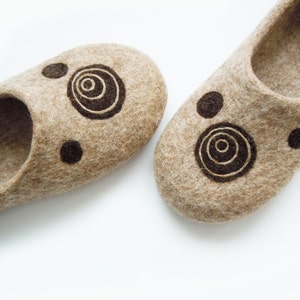 Eco friendly handmade felted slippers CIRCLES image 1