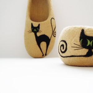 Felted women's slippers BLACK CAT image 1