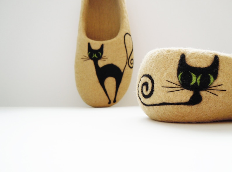 Felted women's slippers BLACK CAT image 1