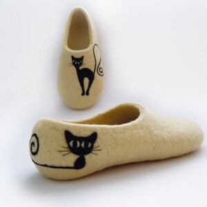 Felted light cream color slippers BLACK CAT image 3