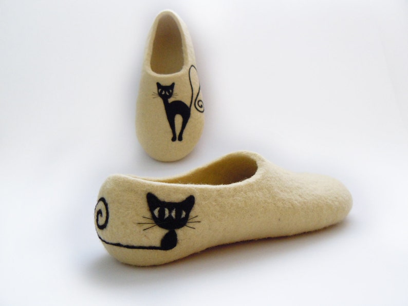 Felted light cream color slippers BLACK CAT image 3