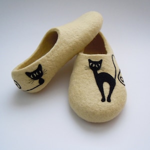 Felted light cream color slippers BLACK CAT image 2