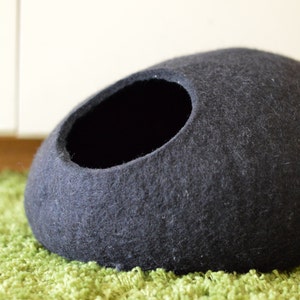 ブラックウールのキャットケーブベッド：オーガニックフェルトの猫の繭