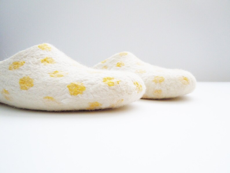 Felted backless woman slippers. Yellow polka dot image 2