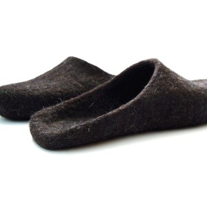 Peut inclure: Une paire de pantoufles en feutre marron fonc&eacute;. Les pantoufles sont faites d'un mat&eacute;riau doux et duveteux et ont un design simple et confortable.