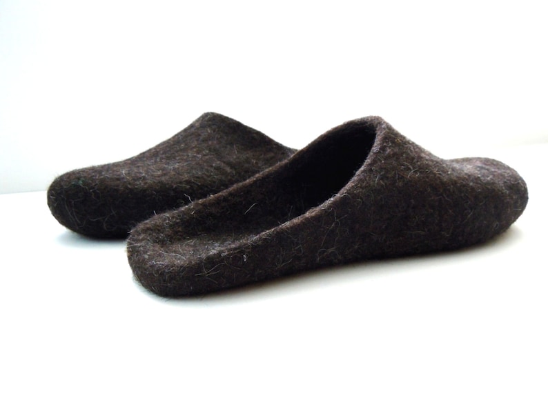 Peut inclure: Une paire de pantoufles en feutre marron fonc&eacute;. Les pantoufles sont faites d'un mat&eacute;riau doux et duveteux et ont un design simple et confortable.