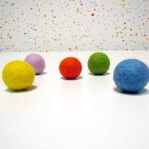 Juguetes para gatos hechos a mano con fieltro: bolas de lana merino de colores, juego de 5