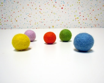 Cat toys / Kitten toys. Set of 5 colorful hand felted cat toys balls.