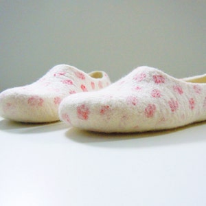 Felted summer color slippers Red Dots. image 4