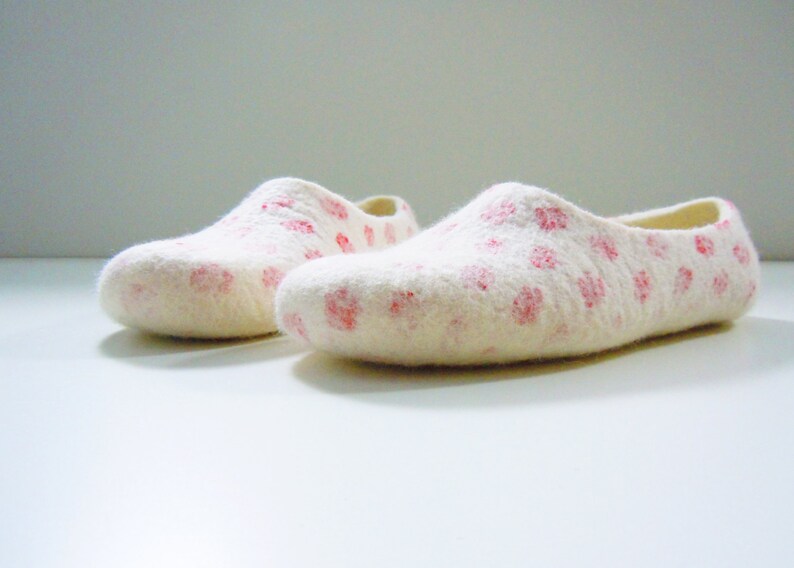 Felted summer color slippers Red Dots. image 4