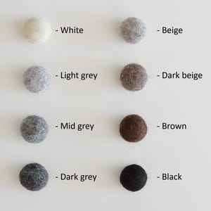 Pode incluir: Nove bolas de feltro em diferentes cores: branco, bege, cinza claro, bege escuro, cinza m&eacute;dio, marrom, cinza escuro e preto. Cada bola &eacute; etiquetada com sua cor.