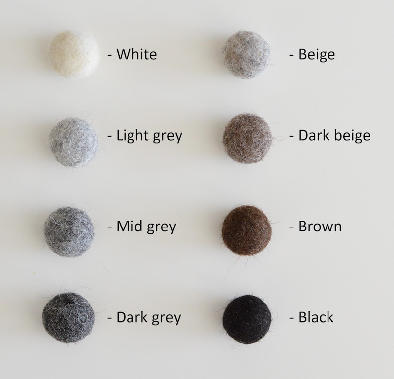 Pode incluir: Nove bolas de feltro em diferentes cores: branco, bege, cinza claro, bege escuro, cinza m&eacute;dio, marrom, cinza escuro e preto. Cada bola &eacute; etiquetada com sua cor.