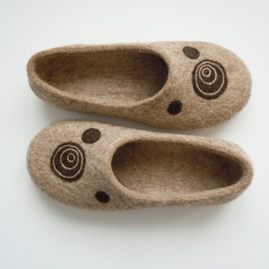 Eco friendly handmade felted slippers CIRCLES image 3