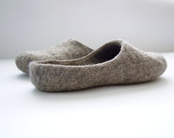 Eco friendly handmade felted low back men slippers in natural grey color.