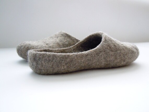 Eco friendly handmade felted low back men slippers in natural grey color.