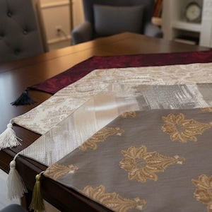 Modern Masa Runner Takımı - Püsküllü Modern Sofra Dekorasyonu (Çok Renkli Seçenekler)