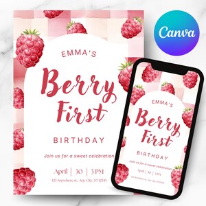 Puede incluir: Una invitación digital con un fondo a cuadros rosa y blanco e ilustraciones de frambuesas. El texto dice "Emma's Berry First Birthday" con los detalles del evento. Un smartphone muestra el mismo diseño.