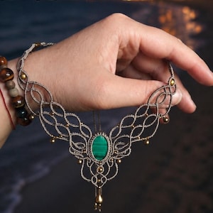 Tutorial PDF per la realizzazione di una collana in macramè, collana in micro macramè fai da te, ciondolo in malachite, guida fotografica passo passo.