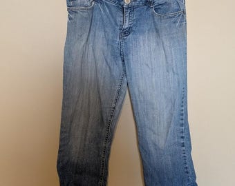 Pantalones vaqueros Capri de mezclilla azul Rue21 estilo vintage Y2K (años 2000) con efecto desgastado en los puños.