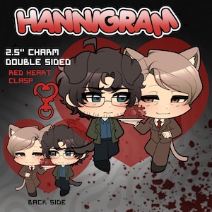 Puede incluir: Un dije de acrílico de doble cara de 6,35 cm titulado HANNIGRAM con dos personajes de dibujos animados. Un personaje tiene cabello oscuro y gafas, el otro tiene cabello claro y orejas de gato. Se incluye un cierre rojo en forma de corazón.