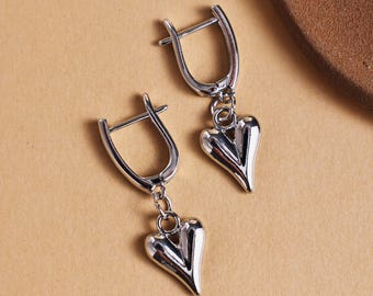 Pendientes de corazón para mujer, plateados, con un toque de amor minimalista.