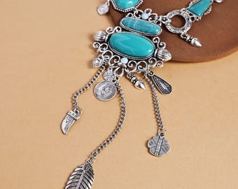 Collar bohemio turquesa con cadena larga plateada y dije tribal para mujer
