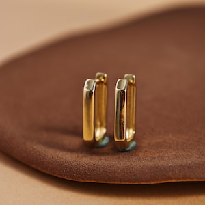 Könnte beinhalten: Ein Set aus drei Keramikbehältern mit Deckeln. Die Behälter sind weiß mit einem blauen Blumenmuster. Der größte Behälter ist 20 cm hoch, der mittlere 18 cm und der kleinste 15 cm.