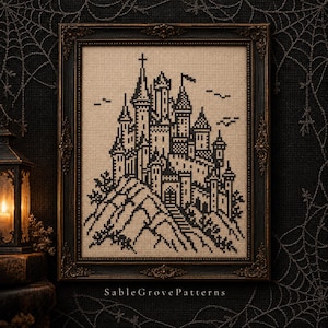 Può includere: Un ricamo a punto croce incorniciato raffigurante un castello nero su tessuto beige. Il castello presenta diverse torri, una bandiera e una croce sulla cima. Il testo SableGrovePatterns è stampato in bianco nella parte inferiore.