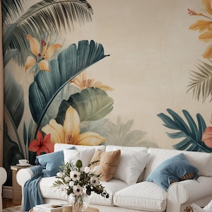 Könnte beinhalten: Ein Wohnzimmer mit weißem Sofa, blauen Kissen und einem runden Couchtisch aus Holz. Eine große Blumenmalerei mit gelben und roten Blumen und grünen Blättern schmückt die Wand. Eine Vase mit weißen Blumen steht auf dem Tisch.