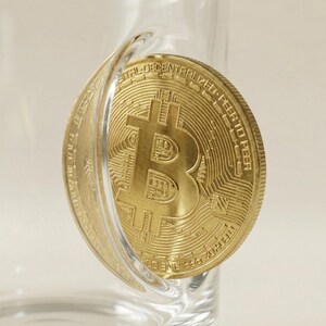 Whiskyglas mit Krypto Münze - Crypto Trader Geschenkidee - Whiskeyglas für Bitcoin Fan