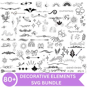 Op de afbeelding: Een verzameling van meer dan 80 decoratieve elementen in zwarte lijntekeningen, waaronder sterren, manen, bloemen, strikken, harten, pijlen en diverse krullen. Een paarse banner onderaan bevat de tekst 80+ DECORATIVE ELEMENTS SVG BUNDLE.