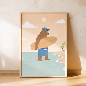 Puede incluir: Impresión artística enmarcada que presenta un oso pardo con gorra azul y pantalones cortos azules, sosteniendo una tabla de surf. La ilustración está ambientada en una playa con sol, nubes y palmeras. La obra está enmarcada en madera.