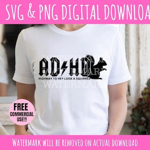 Op de afbeelding: Wit t-shirt met een zwart grafisch ontwerp. Het ontwerp toont de letters "AD-HO" met een bliksemschicht en een eekhoornsilhouet, en de tekst "HIGHWAY TO HEY LOOK A SQUIRREL".