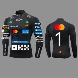Pode incluir: Uma camisola de compressão preta de manga comprida com vários logótipos de patrocinadores na frente, incluindo Android, Cisco, Dell Technologies e OKX. As costas apresentam um grande logótipo Mastercard vermelho e amarelo sobre o número 1 branco.