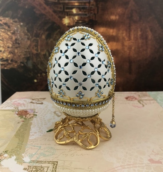 装飾された手彫りのガチョウの卵の優雅なジュエリーボックス