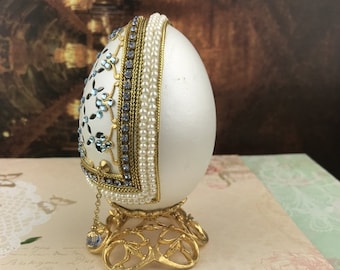 装飾された手彫りのガチョウの卵の優雅なジュエリーボックス